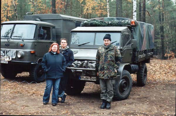 Objekt T. E. nebst Freunden vor UNIMOG